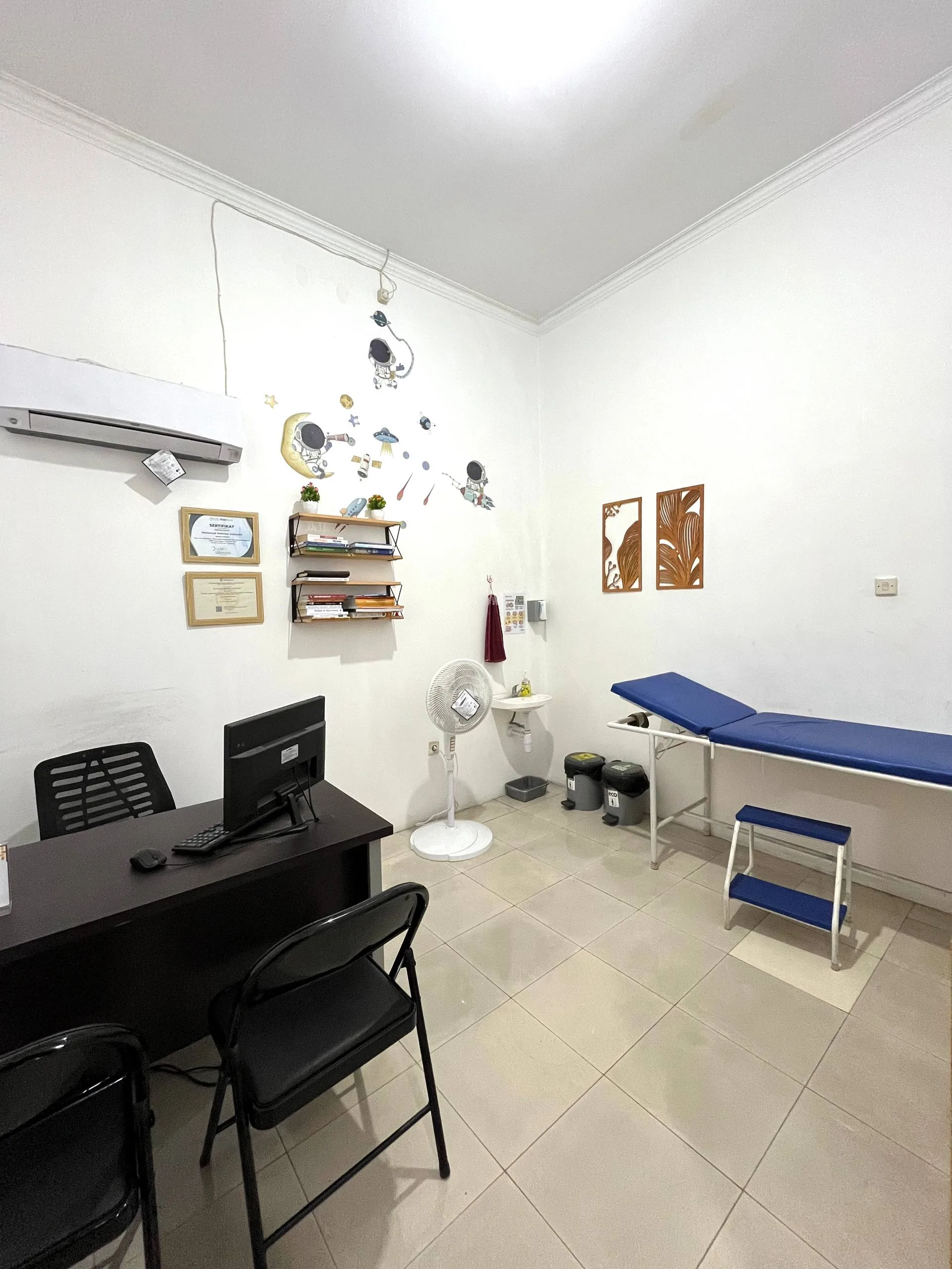 Ruang pemeriksaan Adora Medika