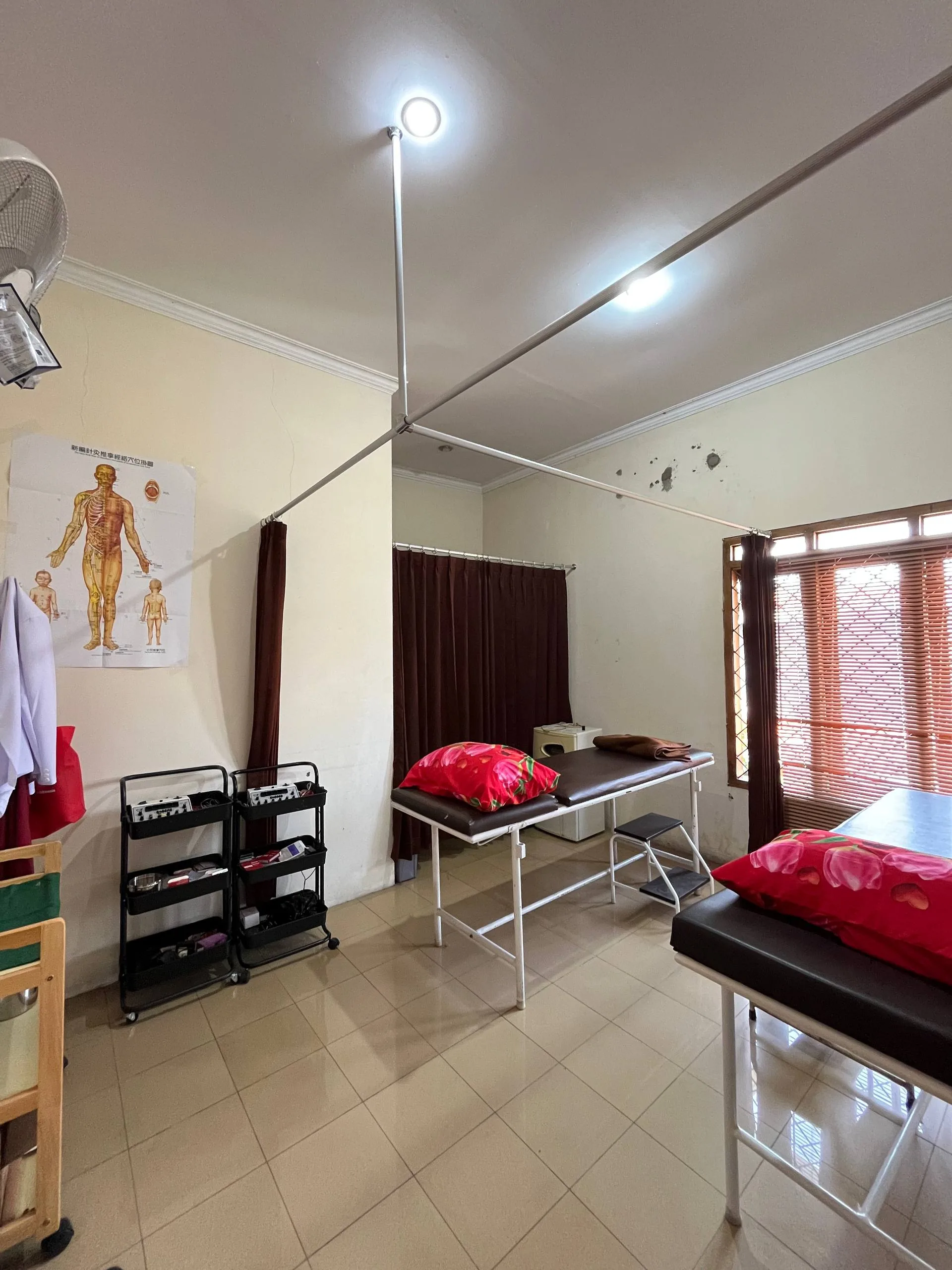 Ruang periksa Adora Medika